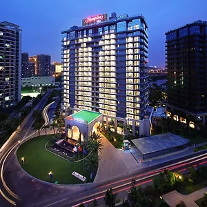 Отель Hampton By Hilton Bay